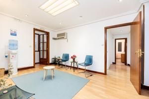 Amplia oficina de 80m² junto a Ríos Rosas con cuatro estancias y un aseo photo 0