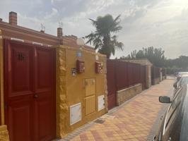 Chalet adosado en venta en la calle Rio Henares 15 photo 0