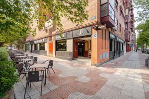 ^**^BAR RESTAURANTE EN VENTA EN ALCORCÓN, ZONA PRIVILEGIADA^**^ Se ofrece en venta este bar restaurante en pleno funcionamiento con más de 25 años de trayectoria, situado en una ubicación estrat? photo 0