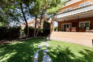 Exclusivo chalet pareado en Urbanización Las Encinas III, El Bosque (Villaviciosa de Odón) photo 0