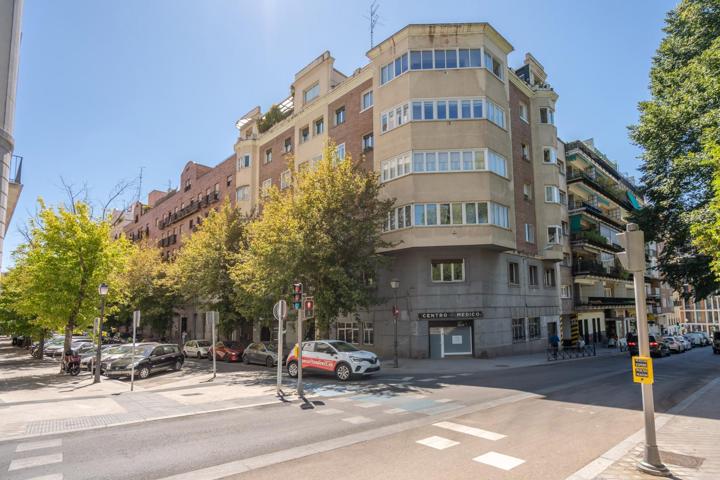 ^**^OFICINA CON POSIBILIDAD DE CAMBIO DE USO EN CALLE CADARSO^**^ Se ofrece magnífica oficina de más de 320 m² distribuidos en dos plantas, planta baja y semisótano, situada en la calle Cadarso, photo 0