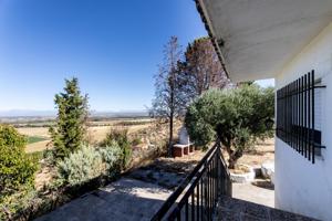 Parcela rústica con chalet independiente y vistas únicas – Las Herencias, Toledo photo 0