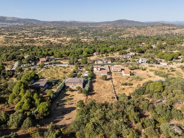 ^**^BONITA CASA CON MUCHAS POSIBILIDADES EN LA URBANIZACIÓN VALDESANMARTÍN, EL TIEMBLO^**^ Se vende amplia vivienda unifamiliar de 172 m² construidos distribuidos en dos plantas, ubicada en la exc photo 0