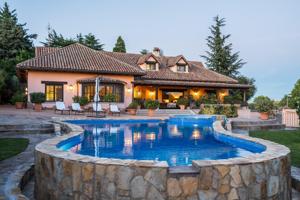 ^**^ESPECTACULAR CHALET DE LUJO DE MÁS DE 700 M² EN PARCELA DE 1.500 M² JUNTO AL EMBALSE DE SANTILLANA^**^ En un enclave privilegiado y natural, a escasos metros del Embalse de Santillana, se leva photo 0