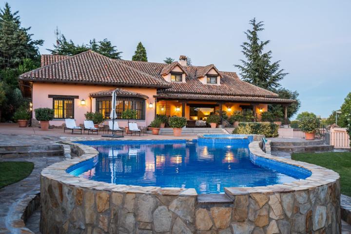 ^**^ESPECTACULAR CHALET DE LUJO DE MÁS DE 700 M² EN PARCELA DE 1.500 M² JUNTO AL EMBALSE DE SANTILLANA^**^ En un enclave privilegiado y natural, a escasos metros del Embalse de Santillana, se leva photo 0