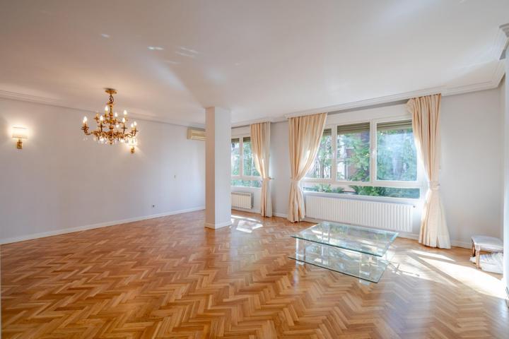 ^**^PISO EXCLUSIVO EN ALQUILER EN CHAMARTÍN CON PISCINA Y GARAJE^**^ Maravilloso piso en alquiler en perfectas condiciones, ubicado en una de las zonas más demandadas y exclusivas de Madrid: Chamart photo 0