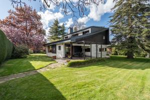 ^**^EXCLUSIVA PROPIEDAD CON EXHUBERANTE JARDÍN DE 1.600 M2 EN PLENA NATURALEZA^**^ Este magnífico chalet independiente, listo para entrar a vivir, representa una fusión perfecta entre la elegancia photo 0