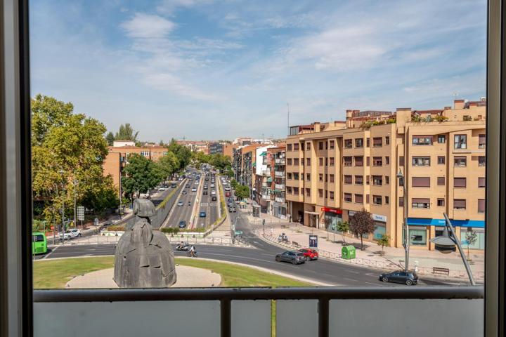 ^**^PRECIOSO ÁTICO DE 2 DORMITORIOS CON INCREÍBLE TERRAZA SOLÁRIUM EN URBANIZACIÓN DE LUJO^**^ Presentamos un ático único, lleno de luz natural y con una distribución muy cómoda, ideal para q photo 0