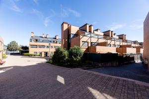 ESPECTACULAR BAJO CON JARDIN PRIVADO EN LA MEJOR ZONA DE TORRELODONES photo 0