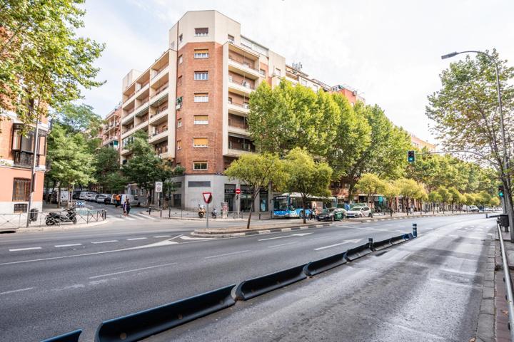 ^**^PRECIOSO PISO EN RETIRO, AVENIDA CIUDAD DE BARCELONA^**^ Exclusiva oportunidad de adquirir una vivienda en una de las zonas más emblemáticas y demandadas de Madrid: Retiro, un distrito que comb photo 0