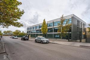 ^**^FANTÁSTICA OFICINA-LOFT EN LAS ROZAS^**^ Magnífica oficina-loft de 68 m² construidos, situada en una urbanización cerrada con conserje, que ofrece seguridad, tranquilidad y un ambiente ideal photo 0