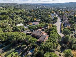 ^**^CHALET DE LUJO DE MÁS DE 400 M2 CON JARDÍN Y ZONAS DE OCIO EN URBANIZACIÓN EXCLUSIVA^**^ En el corazón de una de las urbanizaciones más exclusivas, seguras y tranquilas de la Sierra de Madrid photo 0