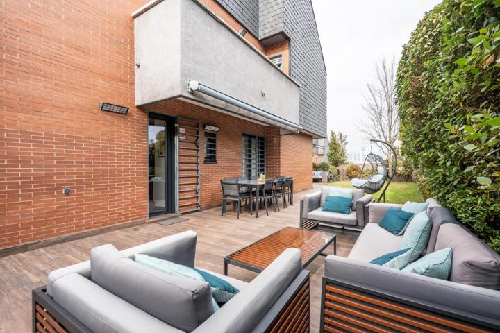 ^**^CHALET DE LUJO CON VISTAS A LA SIERRA EN URBANIZACIÓN EXCLUSIVA DE LAS ROZAS^**^ Impresionante chalet pareado situado dentro de una exclusiva urbanización en Las Rozas de Madrid, una propiedad ? photo 0