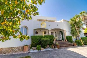 Exclusiva propiedad con piscina y encanto mediterráneo en el corazón de Empuriabrava photo 0