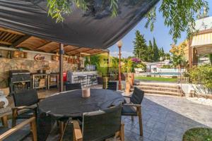 Exclusiva propiedad con piscina y encanto mediterráneo en el corazón de Empuriabrava photo 0