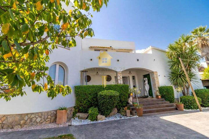 Exclusiva propiedad con piscina y encanto mediterráneo en el corazón de Empuriabrava photo 0