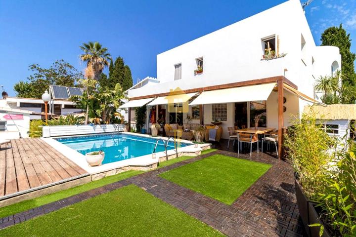 Exclusiva propiedad con piscina y encanto mediterráneo en el corazón de Empuriabrava photo 0