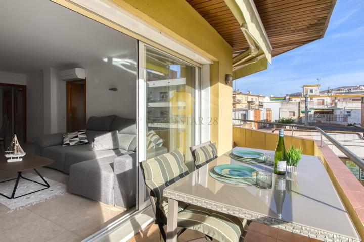 Piso en venta en el centro de Roses – luminoso, con terraza y vistas laterales al mar photo 0