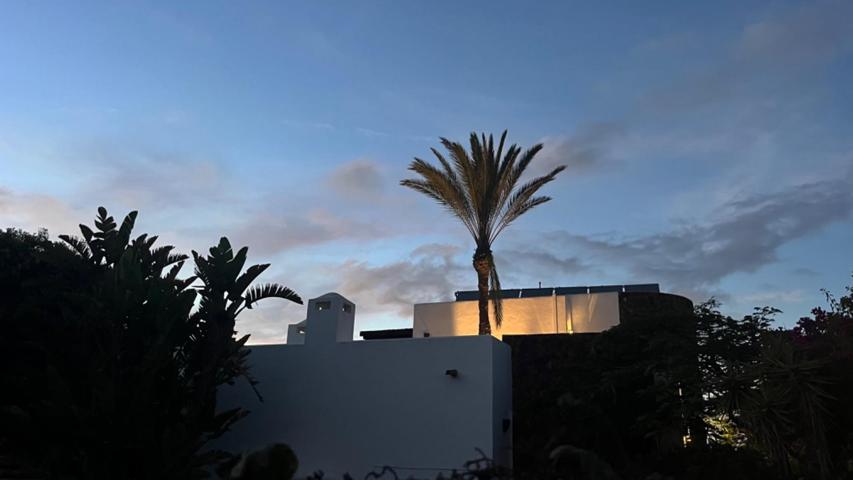 El diseño se une a la privacidad: Villa exclusiva en Villaverde con piscina y spa photo 0