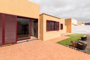 Casa o chalet independiente en venta en Calle Tajora photo 0