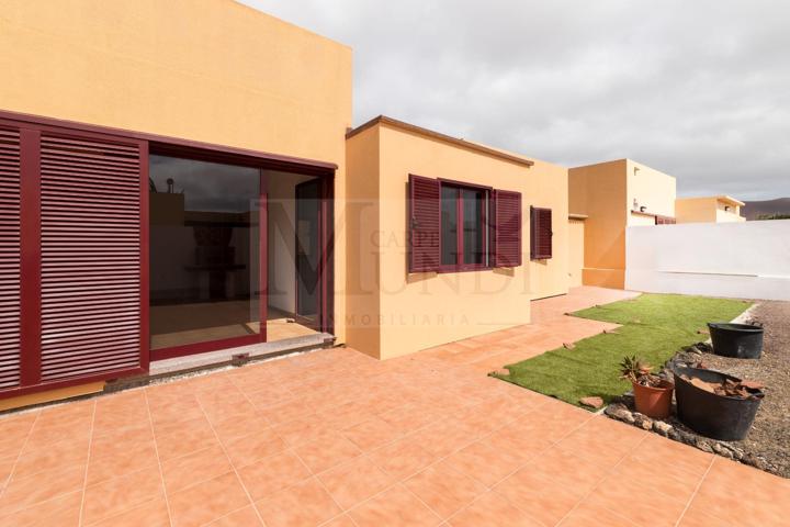 Casa o chalet independiente en venta en Calle Tajora photo 0