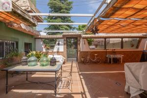 Preciosa casa adosada de 3 dormitorios, con garaje doble de 53 m2 y patio de 77 m2 en Belicena photo 0