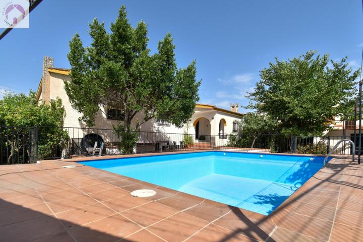 Villa con 3 viviendas en urbanización El Puntal photo 0