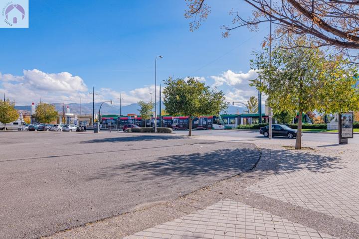Te presentamos este precioso piso reformado situado en una de las zonas TOP de Granada, frente al Metro photo 0