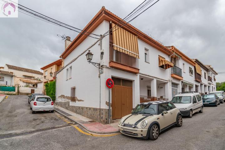 Casa en La Zubia con amplio patio y tres dormitorios. photo 0