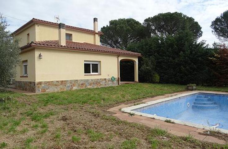 CASA EN VENTA ( OCUPADA ) EN RIELLS I VIABREA, GIRONA photo 0