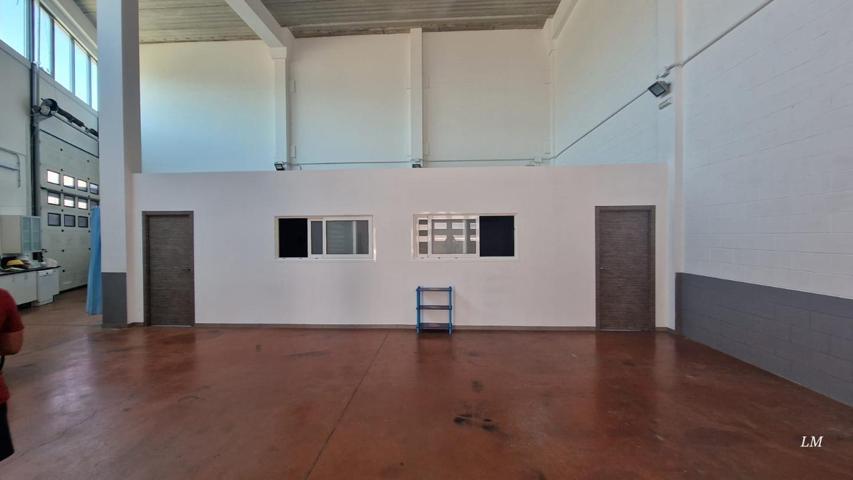 Nave comercial recientemente reformada y adaptada a la normativa vigente- Malgrat de Mar photo 0