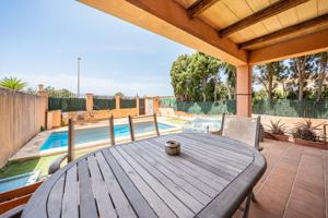 CHALET PAREADO CON JARDÍN, PISCINA PROPIA Y GARAJE EN SA TORRE photo 0