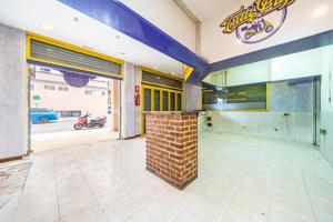 Local en esquina en El Arenal con más de 17 m de fachada, terraza, trastero y garaje incluido photo 0