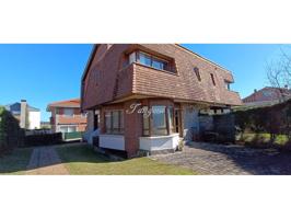 Fantástico chalet adosado con bonito jardín y vistas al mar desde la terraza. photo 0