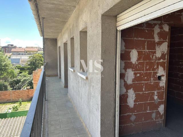 EDIFICIO PARA REFORMAR EN VENTA EN MANLLEU photo 0