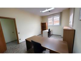 Planta baja polivalente de 100 m² en el centro de Badalona photo 0