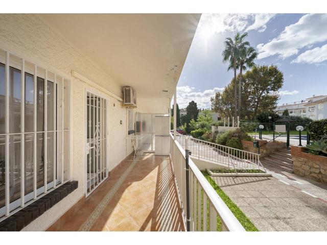 Flat en venta en La Carihuela photo 0