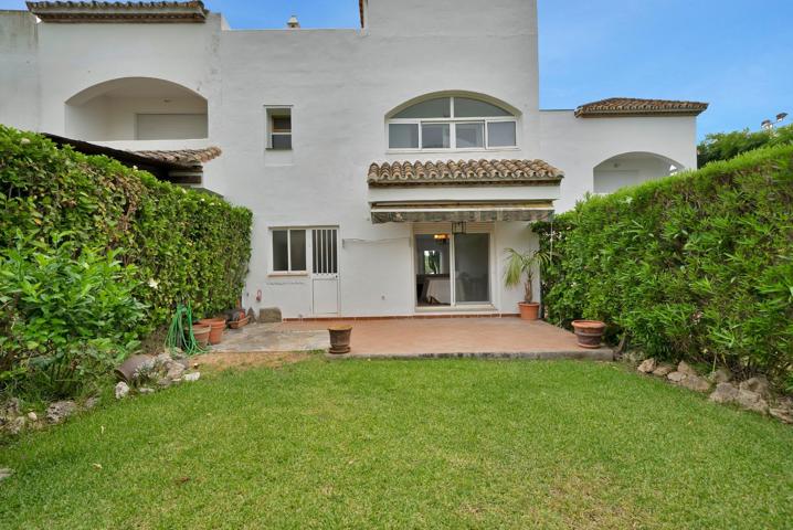 Unifamiliar Pareada En venta en Las Lomas, Estepona photo 0