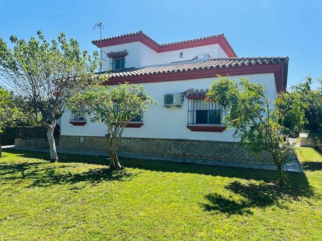 CHALET CON JARDÍN Y PISCINA photo 0