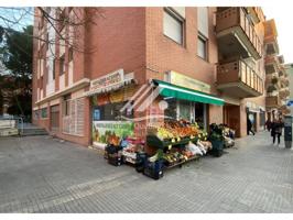 Local esquinero en venta en calle Avenir de Valls. photo 0