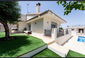 SE VENDE FANTÁSTICO CHALET INDENDIENTE EN URBANIZACIÓN EL LAGAR (PARTE BAJA) photo 0
