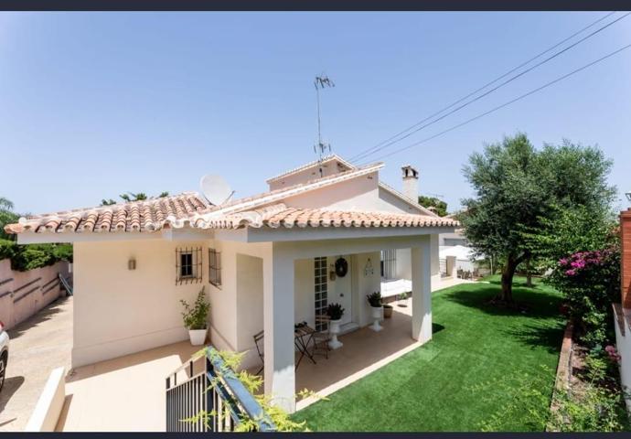 SE VENDE FANTÁSTICO CHALET INDENDIENTE EN URBANIZACIÓN EL LAGAR (PARTE BAJA) photo 0