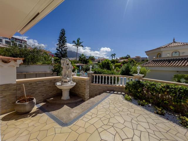 Casa - Chalet en venta en El Duque de 406 m2 photo 0