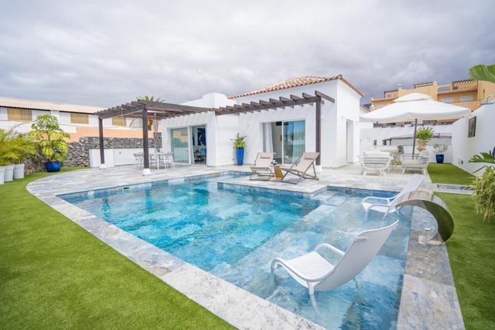 Casa - Chalet en venta en Playa Paraíso de 259 m2 photo 0
