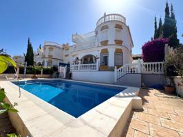 ¡Hermosa villa adosada con piscina privada y vistas al mar! photo 0