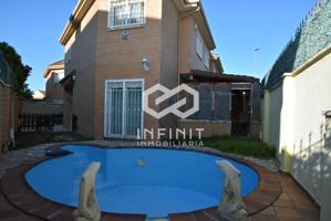 ✨ El hogar que estabas esperando: 🏡✨ Chalet de esquina con piscina propia en El Ensanche ¡Exclusividad total! photo 0