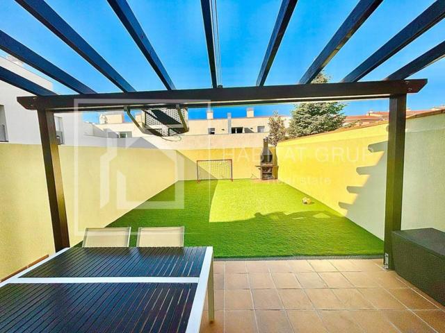 Casa adosada en venta en Llagostera photo 0