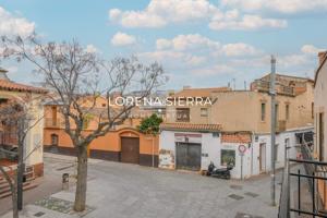 ¡Casa única en el corazón de Viladecans con local, varias terrazas y vistas a la iglesia! photo 0