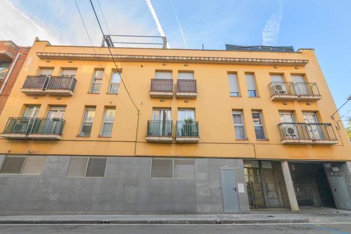 Piso con gran terraza, 3 habitaciones y trastero enorme en pleno centro de Viladecans photo 0