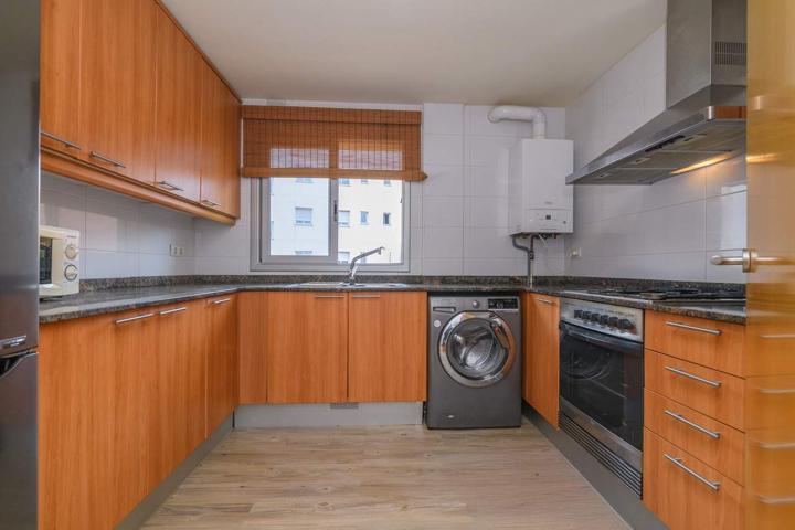 Piso con gran terraza, 3 habitaciones y trastero enorme en pleno centro de Viladecans photo 0